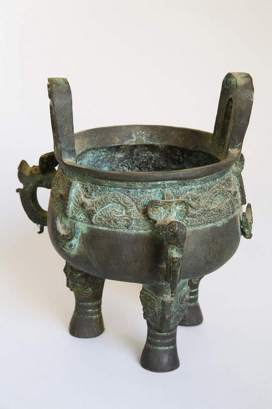 无人,竖图,俯视,室内,特写,白天,静物,金属制品,灰色背景,纹路,金属,纹理,香炉,一个,祈祷,许愿,摄影,宗教,信仰,影棚,单个,祈求,祭奠,祭祀,摄影棚,祭坛,肌理,青铜,青铜器,敬拜,彩图,高角度拍摄,影棚拍摄,拍摄,青铜制品