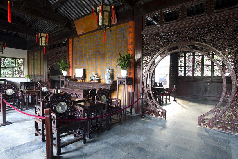 无人,栏杆,横图,室内,白天,正面,旅游,度假,名胜古迹,地板,天花板,标志建筑,地标,建筑,椅子,照明,雕塑,中国,亚洲,遗迹,艺术,装饰,标志,灯笼,雕刻,牌匾,文字,纸灯笼,字符,墙,围栏,地面,古迹,文化,文物,娱乐,标识,建设,古建筑,江苏,苏州,护栏,木地板,架子,墙壁,墙面,两个,工艺品,灯具,享受,休闲,汉字,旅游胜地,放松,纪念,支撑,照亮,美术,固定,照明设备,中文,主题,陈列,古文明,东亚,江苏省,苏州市,中华人民共和国,华东地区,苏,功能,美学,国文,华文,阊门,姑苏区,留园,彩图,挂绳礼宾杆,栏杆柱,礼宾带,礼宾杆,礼宾杆围栏,礼宾栏,礼宾绳,礼宾柱,姑苏,吴门