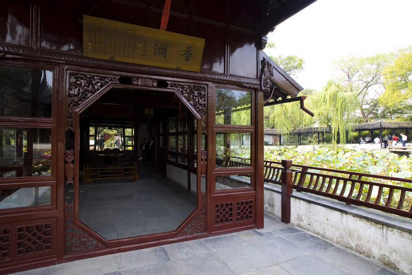 无人,家,栏杆,横图,室外,白天,正面,旅游,度假,草地,草坪,名胜古迹,植物,标志建筑,地标,建筑,叶子,中国,亚洲,阴影,遗迹,光线,瓦片,影子,柱子,房屋,屋檐,屋子,围栏,走道,走廊,过道,荷叶,古迹,文物,娱乐,建设,古建筑,江苏,苏州,护栏,楼房,檐,住宅,草,树,树木,绿色,阳光,自然,享受,休闲,旅游胜地,放松,生长,成长,古文明,东亚,江苏省,苏州市,拙政园,中华人民共和国,华东地区,苏,莲叶,苏州园林,中国园林之母,叶,叶片,彩图,房子