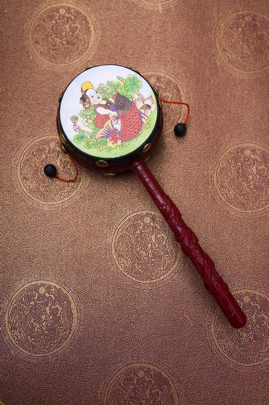 无人,竖图,俯视,室内,特写,白天,游戏,静物,玩具,纹路,纹理,乐器,古典,音乐,玩,娱乐,一个,休闲,益智,单个,活动,发泄,消遣,智力,拨浪鼓,肌理,宣泄,召唤,召集,玩耍,嬉戏,彩图,高角度拍摄