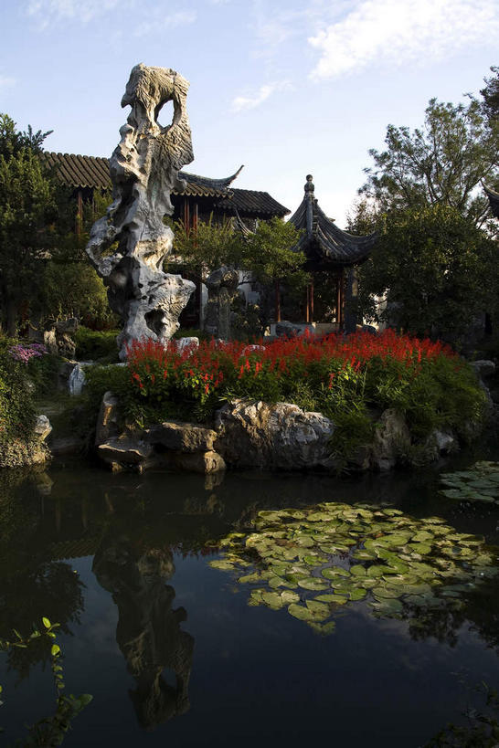 无人,家,栏杆,竖图,室外,白天,正面,旅游,度假,湖,湖泊,水,植物,标志建筑,地标,建筑,叶子,中国,亚洲,阴影,盛开,光线,瓦片,影子,柱子,房屋,墙,亭子,屋檐,屋子,湖面,水流,水面,云,云朵,围栏,荷叶,花蕾,云彩,娱乐,建设,江苏,苏州,浙江,护栏,楼房,檐,墙壁,墙面,住宅,花,花瓣,花朵,鲜花,树,树木,浙江省,红色,蓝色,绿色,白云,蓝天,天空,阳光,自然,凉亭,湖水,天,花苞,花蕊,享受,休闲,旅游胜地,放松,恋爱,生长,晴朗,成长,一串红,东亚,江苏省,苏州市,中华人民共和国,华东地区,苏,浙,爆仗红,莲叶,嘉善,嘉善县,嘉兴,嘉兴市,炮仗红,阊门,姑苏区,留园,叶,叶片,晴空,彩图,房子,炮仔花,墙下红,姑苏,飞檐,吴门