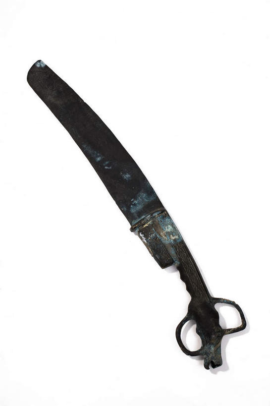 无人,竖图,俯视,室内,特写,白天,白色背景,竞争,静物,金属制品,一把,对抗,生锈,冲突,金属,古典,破坏,文化,文物,一个,工艺品,武器,战争,摄影,影棚,单个,古董,腐蚀,侵蚀,损坏,剑,攻击,威胁,古物,对立,矛盾,摄影棚,兵器,防御,古玩,青铜,敌对,挫败,斗争,抗拒,抗衡,杀伤,威慑,青铜器,短剑,腐化,锈迹斑斑,百兵之君,短兵,危险,彩图,高角度拍摄,影棚拍摄,拍摄,青铜制品