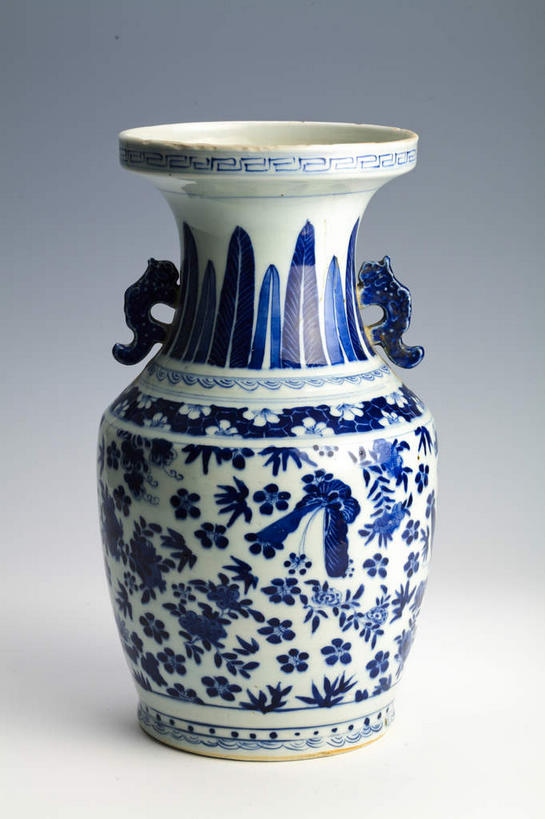 无人,竖图,室内,特写,白天,正面,静物,灰色背景,纹路,纹理,陶瓷,陶瓷制品,古典,文化,文物,一个,蓝色,白色,瓶子,工艺品,摄影,影棚,单个,古董,古物,摄影棚,古玩,肌理,彩图,影棚拍摄,拍摄,双耳瓶