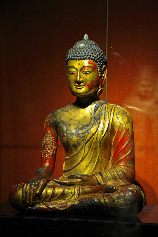 东方人,一个人,无人,坐,笑,盘腿,微笑,竖图,室内,白天,正面,亚洲,仅一个男性,仅一个人,阴影,节日,反射,影子,墙,注视,黄种人,文化,墙壁,墙面,仅一个年轻男性,红色,观察,看,祈祷,健康,搭,许愿,宗教,佛教,信仰,观看,纪念,祈求,察看,搭着,关注,佛祖,袈裟,释教,法衣,平安,男人,男性,年轻男性,亚洲人,盘腿而坐,盘膝,盘着腿的,盘着腿坐,双腿交叉,坐着,彩图,全身,加沙,迦逻沙曳,迦沙,袈裟野,莲服,僧衣