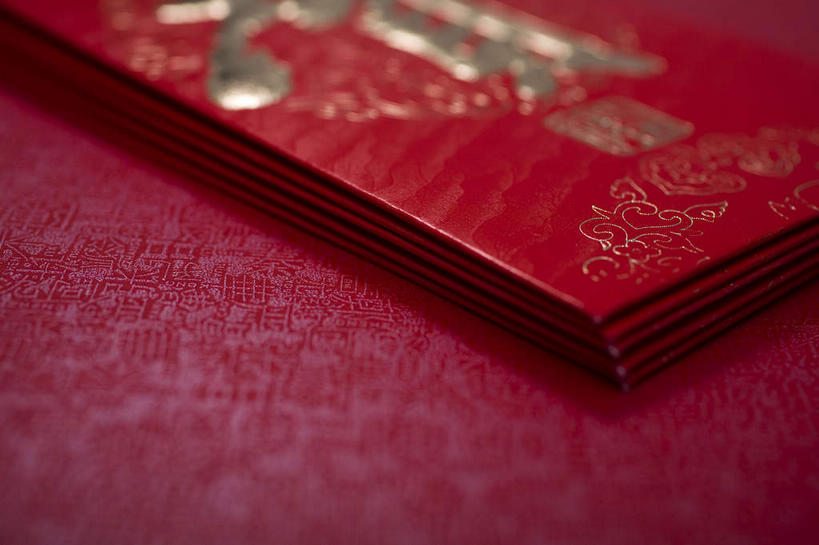 无人,横图,俯视,室内,特写,白天,桌子,静物,一排,许多,阴影,风俗,整齐,民俗,反射,标志,文字,影子,字符,很多,标识,排列,红色,金色,汉字,恭喜,红包,堆,队列,中文,祝贺,祝愿,国文,华文,民风,习气,习惯,红封包,彩图,高角度拍摄