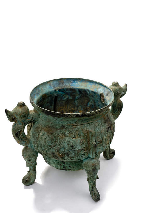 无人,竖图,俯视,室内,特写,白天,白色背景,静物,金属制品,雕塑,艺术,装饰,生锈,金属,雕刻,雕像,古典,文化,文物,一个,工艺品,摄影,影棚,单个,古董,纪念,腐蚀,侵蚀,美术,古物,摄影棚,主题,陈列,古玩,青铜,功能,美学,青铜器,腐化,锈迹斑斑,彩图,高角度拍摄,影棚拍摄,拍摄,青铜制品,簋,礼器,伯簋