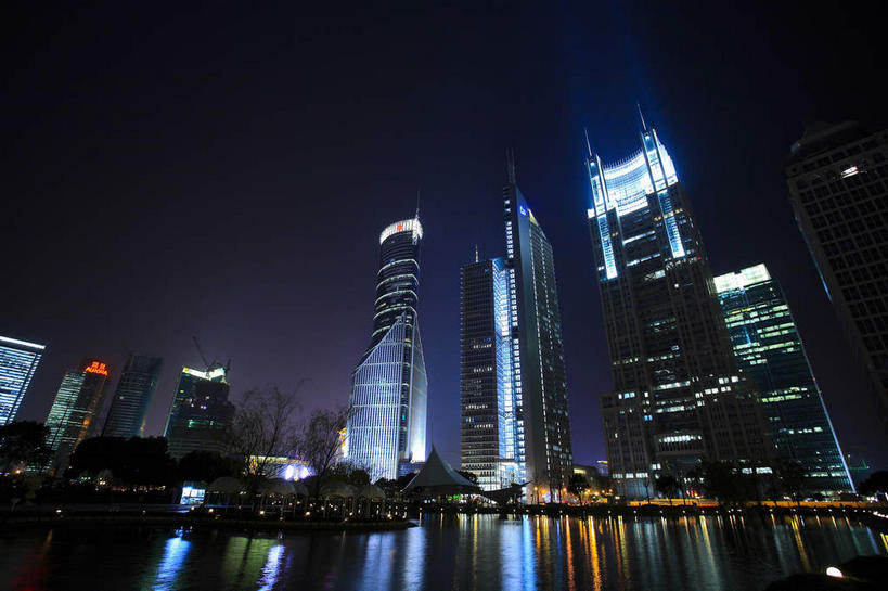 无人,高楼大厦,横图,室外,夜晚,仰视,度假,湖,湖泊,美景,树林,水,植物,窗户,城市风光,城市,大厦,建筑,路灯,摩天大楼,夜景,照明,上海,中国,亚洲,一排,许多,阴影,整齐,光线,影子,墙,湖面,景观,水流,水面,建筑群,灯光,很多,娱乐,建设,浦东,玻璃窗,墙壁,墙面,灯,树,树木,排列,绿色,倒影,自然,湖水,享受,休闲,景色,放松,环球金融中心,生长,成长,照亮,申,倒映,照明设备,队列,金融中心,陆家嘴,陆家嘴金融贸易区,浦东新区,东亚,上海市,中华人民共和国,沪,华东地区,交银金融大厦,反照,彩图,低角度拍摄,大楼,高层建筑,高楼,摩天楼,上海银行大厦,上海中银大厦,黄金置地大厦,汇亚大厦