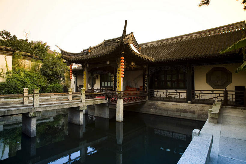 无人,家,栏杆,横图,室外,白天,正面,旅游,度假,湖,湖泊,日落,树林,水,植物,窗户,标志建筑,地标,建筑,桥梁,中国,亚洲,柱子,房屋,墙,屋顶,屋子,湖面,水流,水面,晚霞,霞光,落日,围栏,桥,顶棚,娱乐,建设,石桥,浙江,护栏,楼房,玻璃窗,墙壁,墙面,住宅,树,树木,浙江省,绿色,倒影,自然,黄昏,湖水,享受,休闲,旅游胜地,彩霞,放松,生长,成长,人行桥,倒映,东亚,绍兴,中华人民共和国,华东地区,浙,绍兴市,夕照,反照,薄暮,夕阳,彩图,傍晚,房子,斜阳,绍兴鲁迅故里,鲁迅故里,鲁迅故居,绍兴鲁迅故居,越城,越城区