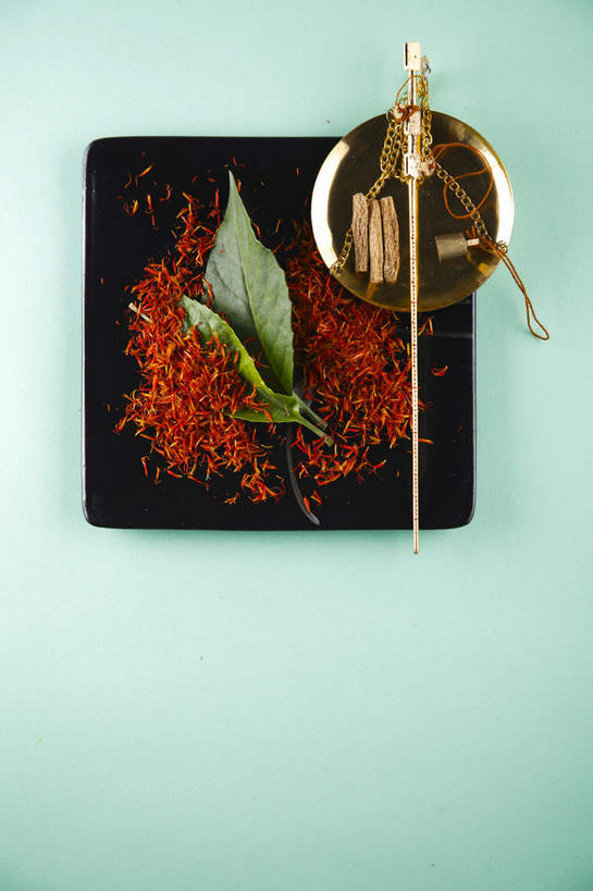 无人,竖图,俯视,室内,特写,白天,快乐,仪器,餐具,叶子,一堆,许多,堆叠,堆积,蓝色背景,盛开,碟子,盘,绿叶,很多,花蕾,藏红花,花,花瓣,花朵,鲜花,一个,红色,盘子,碟,花苞,花蕊,嫩叶,摄影,影棚,单个,堆,保护,番红花,衡量,摄影棚,计量,西红花,衡器,杆秤,叶,叶片,秤,彩图,高角度拍摄,影棚拍摄,拍摄