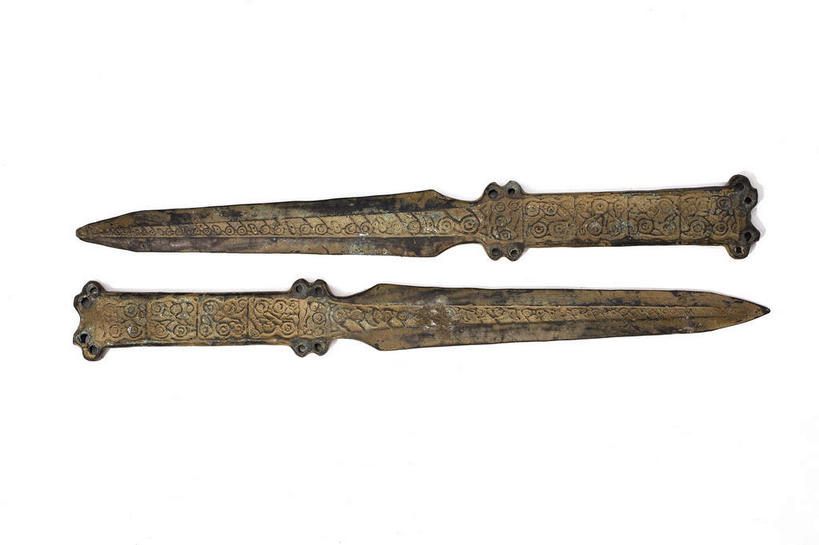 无人,横图,俯视,室内,特写,白天,白色背景,竞争,静物,金属制品,对抗,生锈,冲突,金属,两把,古典,破坏,文化,文物,一个,工艺品,武器,战争,摄影,影棚,单个,古董,腐蚀,侵蚀,损坏,剑,攻击,威胁,古物,对立,矛盾,摄影棚,兵器,防御,古玩,青铜,敌对,挫败,斗争,抗拒,抗衡,杀伤,威慑,青铜器,短剑,腐化,锈迹斑斑,百兵之君,短兵,危险,彩图,高角度拍摄,影棚拍摄,拍摄,青铜制品