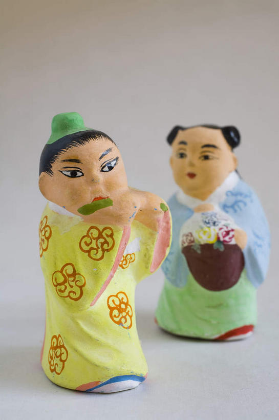 东方人,无人,两个人,站,竖图,室内,特写,白天,正面,民族服装,静物,雕塑,亚洲,灰色背景,艺术,装饰,雕刻,雕像,头饰,祝福,黄种人,两个,发夹,发饰,夹子,工艺品,手势,站着,恭喜,摄影,影棚,纪念,礼节,美术,摄影棚,祝贺,主题,礼仪,陈列,祝愿,作揖,拱手,功能,美学,尊敬,恭敬,寒暄,恭贺,同喜,男人,男性,中年男性,亚洲人,站立,彩图,全身,影棚拍摄,传统服装,民俗服,拍摄,唐装,打手势