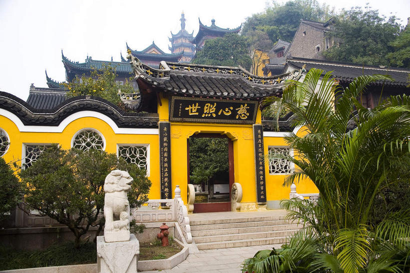 无人,寺庙,横图,室外,白天,正面,旅游,度假,名胜古迹,植物,标志建筑,地标,建筑,雕塑,中国,亚洲,节日,遗迹,艺术,装饰,标志,雕刻,牌匾,瓦片,文字,字符,墙,屋檐,乌云,云,阴天,云朵,牌坊,牌楼,燃烧,云彩,古迹,文化,文物,娱乐,标识,建设,古建筑,江苏,檐,墙壁,墙面,树,树木,黄色,绿色,天空,自然,香火,工艺品,庙宇,天,祈祷,享受,休闲,健康,汉字,旅游胜地,放松,许愿,宗教,信仰,生长,成长,纪念,祈求,美术,祭祀,昏暗,阴沉,中文,主题,表彰,荣誉,陈列,古文明,东亚,江苏省,中华人民共和国,华东地区,苏,功能,美学,国文,华文,荣耀,镇江,镇江市,金山寺,平安,彩图,庙,寺,传统文化