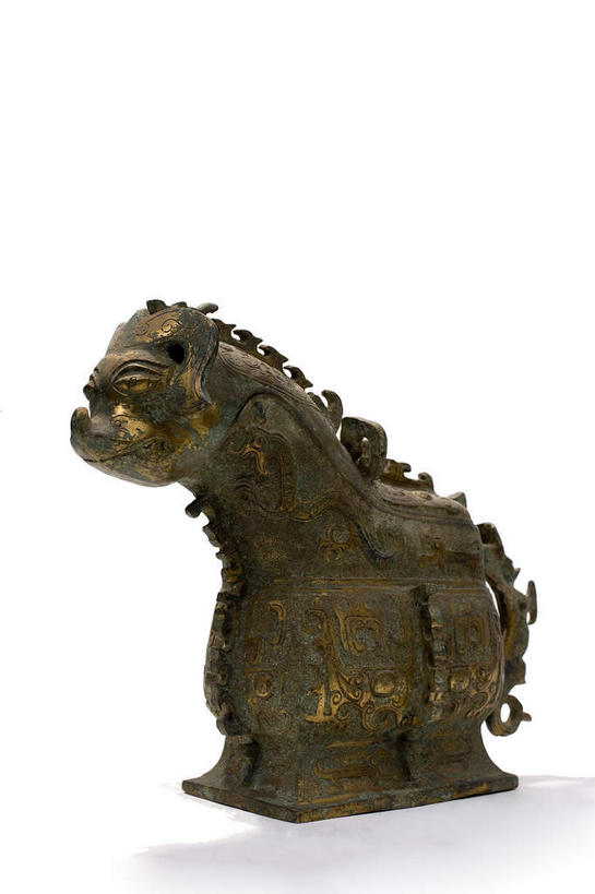 无人,竖图,俯视,室内,特写,白天,白色背景,静物,杯子,金属制品,金属,酒杯,摄影,影棚,摄影棚,青铜,青铜器,彩图,高角度拍摄,影棚拍摄,拍摄,青铜制品,觥,西周折觥,折觥