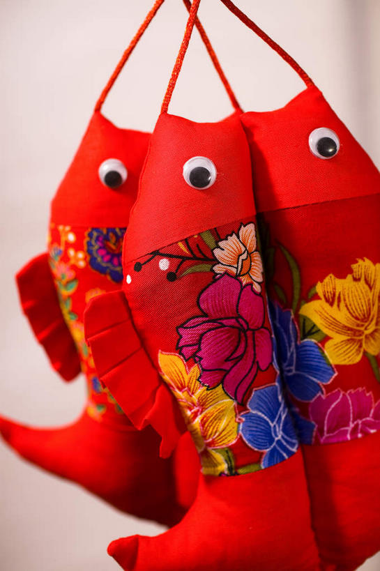 无人,竖图,室内,特写,白天,正面,鲤鱼,静物,灰色背景,艺术,鱼,手工艺品,文化,水产,鱼类,三个,工艺品,中国结,摄影,影棚,吉祥,高雅,摄影棚,水生动物,饰物,水生物,自信心,品位,年年有余,美梦成真,事业有成,鲤子,鲤拐子,半身,彩图,影棚拍摄,拍摄,淡水生物,河鲜