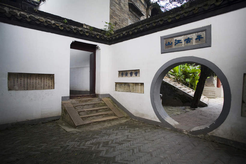 无人,寺庙,横图,室外,白天,正面,旅游,度假,名胜古迹,楼梯,标志建筑,地标,建筑,雕塑,中国,亚洲,阴影,节日,遗迹,艺术,装饰,光线,标志,雕刻,牌匾,瓦片,文字,影子,字符,阶梯,墙,屋檐,拱门,走道,走廊,过道,燃烧,古迹,文化,文物,娱乐,标识,建设,古建筑,江苏,檐,墙壁,墙面,台阶,阳光,香火,工艺品,庙宇,祈祷,享受,休闲,健康,汉字,旅游胜地,放松,许愿,宗教,信仰,纪念,祈求,美术,三,中文,主题,陈列,古文明,东亚,江苏省,中华人民共和国,华东地区,苏,功能,美学,国文,华文,镇江,镇江市,平安,彩图,庙,寺,甘露寺,北固山,天下第一江山