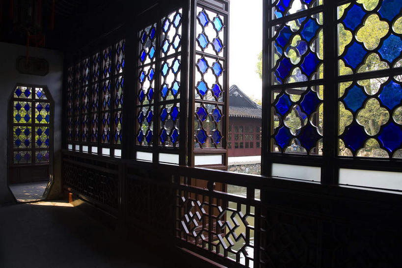 无人,栏杆,横图,室内,白天,正面,旅游,度假,名胜古迹,餐桌,窗户,桌子,标志建筑,地标,建筑,中国,亚洲,遗迹,纹路,纹理,围栏,古迹,文物,娱乐,建设,古建筑,江苏,苏州,护栏,玻璃窗,黄色,蓝色,享受,休闲,旅游胜地,放松,餐台,古文明,东亚,江苏省,苏州市,拙政园,肌理,中华人民共和国,华东地区,苏,苏州园林,中国园林之母,彩图