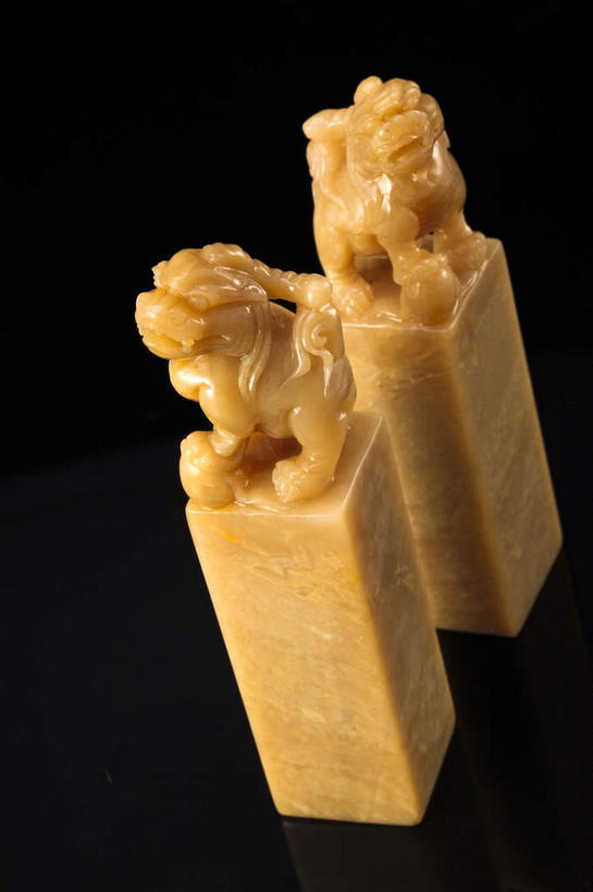 无人,竖图,俯视,室内,特写,白天,静物,玉,雕塑,黑色背景,艺术,装饰,纹路,雕刻,雕像,纹理,褐色,两个,工艺品,摄影,奢侈品,影棚,纪念,玉器,美术,贵重,珍贵,摄影棚,主题,陈列,玉石,肌理,功能,美学,宝贵,彩图,高角度拍摄,影棚拍摄,拍摄,玉玺,官印,玺,印叫玺,国玺