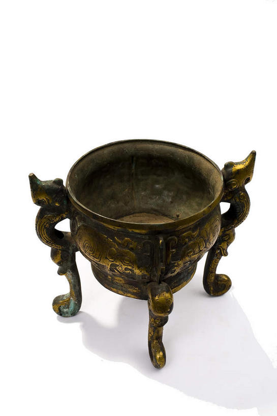 无人,竖图,俯视,室内,特写,白天,白色背景,静物,金属制品,阴影,生锈,反射,纹路,金属,纹理,影子,古典,文化,文物,一个,工艺品,摄影,影棚,单个,古董,腐蚀,侵蚀,古物,摄影棚,古玩,肌理,青铜,青铜器,腐化,锈迹斑斑,彩图,高角度拍摄,影棚拍摄,拍摄,青铜制品,簋,礼器,伯簋