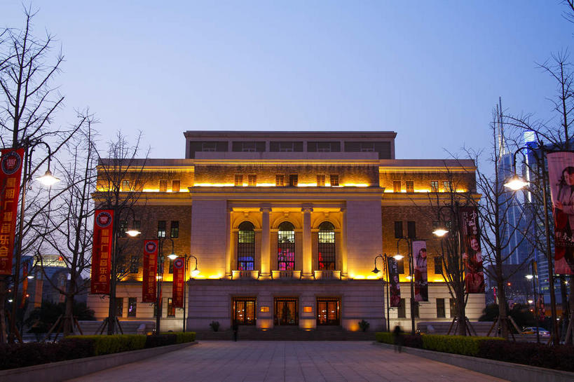 无人,音乐厅,横图,室外,夜晚,仰视,度假,美景,树林,植物,窗户,门,城市风光,城市,道路,路,路灯,夜景,公路,照明,上海,中国,亚洲,阴影,光线,影子,柱子,墙,景观,灯光,交通,娱乐,玻璃窗,墙壁,墙面,灯,树,树木,蓝色,绿色,蓝天,天空,自然,门框,天,享受,休闲,景色,放松,生长,成长,照亮,申,照明设备,黄浦区,东亚,南京大戏院,上海音乐厅,延安东路,上海市,中华人民共和国,沪,华东地区,马路,彩图,低角度拍摄,演奏厅