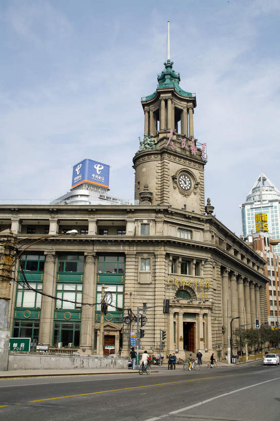 东方人,博物馆,高楼大厦,栏杆,走,竖图,室外,白天,仰视,旅游,度假,窗户,标志建筑,大厦,道路,地标,建筑,路,路灯,摩天大楼,公路,汽车,照明,上海,中国,亚洲,许多,行人,阴影,服装,研究,时间,光线,时钟,影子,柱子,墙,云,云朵,围栏,灯光,分界线,停车线,交通,很多,许多人,教育,计时,云彩,注视,休闲装,黄种人,娱乐,建设,虹口区,护栏,路人,玻璃窗,墙壁,墙面,车,灯,衣服,蓝色,白云,蓝天,天空,阳光,钟表,交通工具,轿车,天,观察,看,一群人,享受,休闲,休闲服,表,旅游胜地,放松,服饰,晴朗,观看,展览,车行道,车行道分界线,照亮,申,察看,照明设备,关注,欣赏,载具,标线,陈列,东亚,车行线,上海市,上海邮政博物馆,中华人民共和国,沪,华东地区,塔钟,闸北区,典藏,过客,男人,男性,年轻男性,年轻女性,女人,女性,亚洲人,钟,晴空,马路,步行,散步,走路,半身,彩图,低角度拍摄,大楼,高层建筑,高楼,摩天楼,天潼路