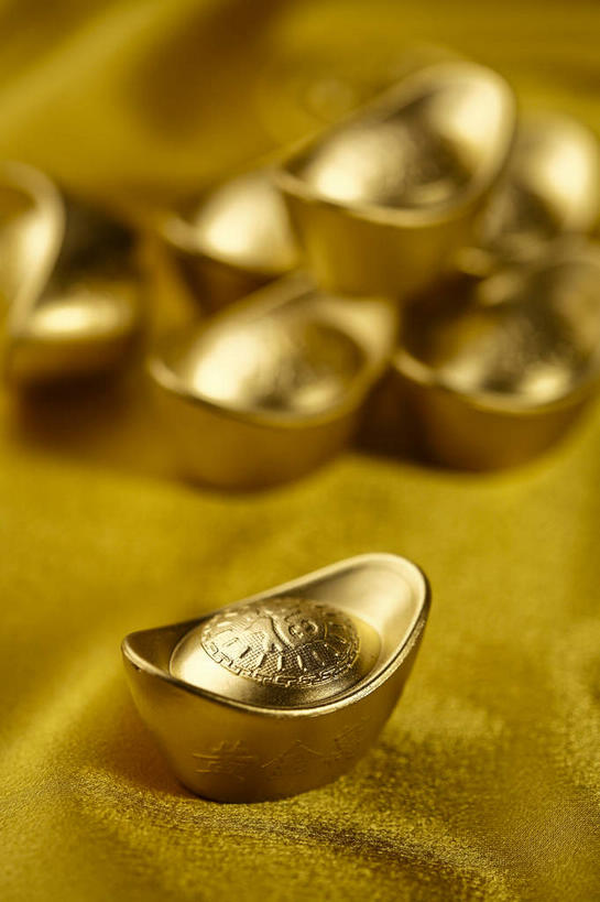 无人,竖图,俯视,室内,特写,白天,钱,静物,金属制品,一堆,许多,堆叠,堆积,朦胧,模糊,纹路,金属,钱币,纹理,很多,金色,金融,金元宝,经济,堆,流通,贸易,肌理,货币,金币,彩图,高角度拍摄,元宝