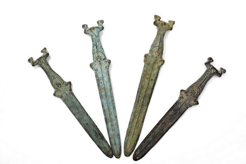 无人,横图,俯视,室内,特写,白天,白色背景,竞争,静物,金属制品,对抗,生锈,冲突,纹路,金属,纹理,四把,古典,破坏,文化,文物,工艺品,武器,战争,摄影,影棚,古董,腐蚀,侵蚀,损坏,剑,攻击,威胁,古物,对立,矛盾,摄影棚,兵器,防御,古玩,肌理,青铜,敌对,挫败,斗争,抗拒,抗衡,杀伤,威慑,青铜器,短剑,腐化,锈迹斑斑,百兵之君,短兵,危险,彩图,高角度拍摄,影棚拍摄,拍摄,青铜制品