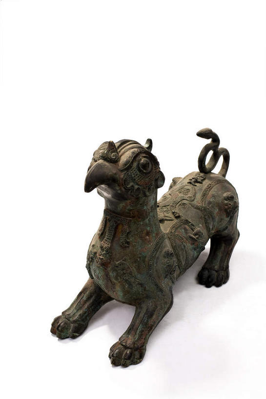 无人,站,竖图,俯视,室内,特写,白天,白色背景,鸟,静物,杯子,金属制品,阴影,生锈,反射,纹路,金属,鸟类,纹理,影子,古典,文化,文物,一个,一只,酒杯,工艺品,站着,摄影,影棚,单个,古董,腐蚀,侵蚀,古物,摄影棚,樽,古玩,肌理,青铜,青铜器,腐化,锈迹斑斑,抬头,仰头,站立,彩图,高角度拍摄,全身,影棚拍摄,拍摄,青铜制品,鸟尊