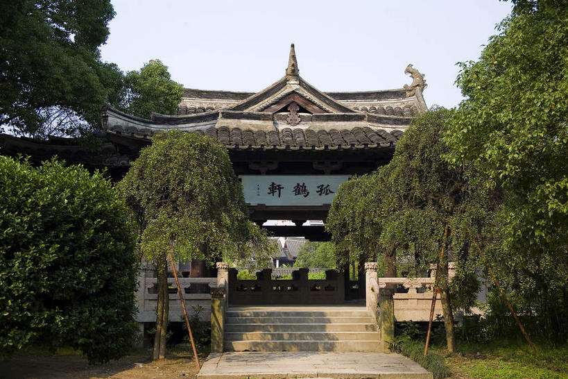 无人,家,栏杆,横图,室外,白天,正面,旅游,度假,名胜古迹,树林,植物,楼梯,标志建筑,道路,地标,建筑,路,雕塑,中国,亚洲,一块,吊挂,悬挂,阴影,遗迹,艺术,装饰,光线,标志,雕刻,扶手,牌匾,文字,影子,字符,房屋,阶梯,墙,屋顶,屋子,小路,交通,挂,顶棚,古迹,文化,文物,娱乐,标识,建设,古建筑,浙江,护栏,楼房,墙壁,墙面,石板路,台阶,住宅,树,树木,浙江省,蓝色,绿色,蓝天,天空,阳光,自然,工艺品,天,享受,休闲,汉字,旅游胜地,放松,生长,晴朗,成长,纪念,美术,中文,主题,陈列,古文明,东亚,绍兴,万里无云,中华人民共和国,华东地区,浙,功能,美学,国文,华文,绍兴市,晴空,晴空万里,彩图,房子,越城,越城区,沈氏园,沈园