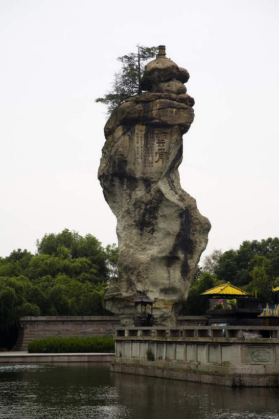 无人,栏杆,竖图,室外,白天,仰视,旅游,度假,湖,湖泊,石头,美景,山,树林,水,植物,雕塑,中国,亚洲,阴影,艺术,装饰,光线,雕刻,雕像,石子,影子,手工艺品,湖面,景观,山峰,水流,水面,围栏,山峦,文化,娱乐,浙江,护栏,树,树木,浙江省,绿色,倒影,天空,阳光,自然,工艺品,湖水,天,享受,休闲,假山,景色,放松,生长,成长,纪念,美术,倒映,高雅,自然风光,主题,陈列,东亚,绍兴,柯岩,中华人民共和国,华东地区,浙,功能,美学,自信心,品位,绍兴市,反照,石块,岩石,彩图,低角度拍摄,柯岩风景区,绍兴柯岩风景区,小山,鲁镇