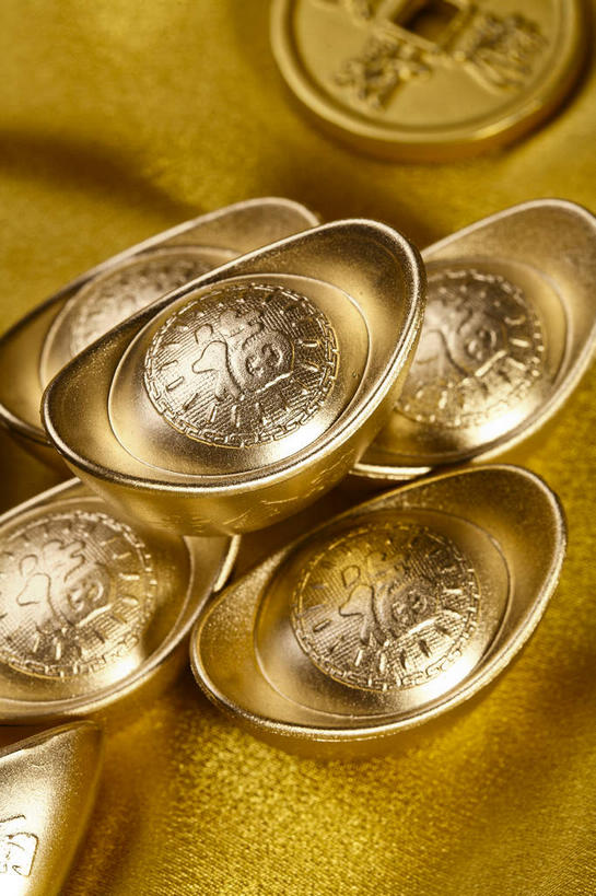 无人,竖图,俯视,室内,特写,白天,钱,桌子,静物,金属制品,一排,许多,阴影,整齐,反射,纹路,金属,钱币,纹理,影子,很多,排列,金色,金融,金元宝,经济,堆,队列,流通,贸易,肌理,货币,金币,彩图,高角度拍摄,元宝