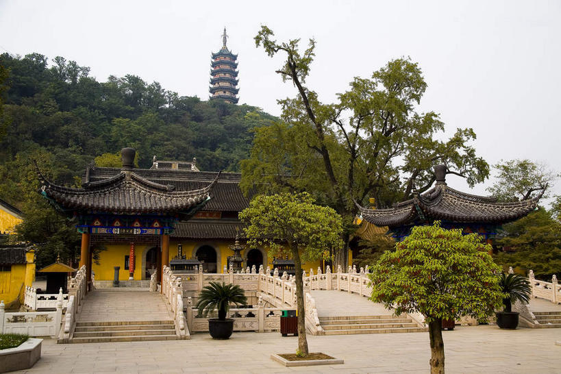 无人,寺庙,栏杆,横图,室外,白天,仰视,旅游,度假,名胜古迹,山,山脉,植物,标志建筑,道路,地标,建筑,路,桥梁,中国,亚洲,节日,遗迹,瓦片,屋顶,屋檐,山峰,乌云,云,阴天,云朵,围栏,小路,塔,桥,交通,山峦,燃烧,云彩,顶棚,古迹,文化,文物,娱乐,建设,古建筑,江苏,石桥,护栏,檐,拱桥,树,树木,绿色,天空,自然,香火,庙宇,群山,天,祈祷,享受,休闲,健康,旅游胜地,放松,许愿,宗教,信仰,拱形,生长,成长,纪念,人行桥,石拱桥,祈求,昏暗,阴沉,古文明,东亚,江苏省,中华人民共和国,华东地区,苏,镇江,镇江市,平安,彩图,低角度拍摄,庙,寺,焦山,定慧寺