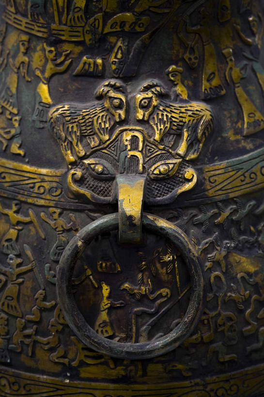 无人,竖图,室内,特写,白天,正面,静物,金属制品,纹路,金属,壶,纹理,水壶,茶壶,肌理,青铜,青铜器,彩图,青铜制品,宴乐狩猎水陆攻战纹壶