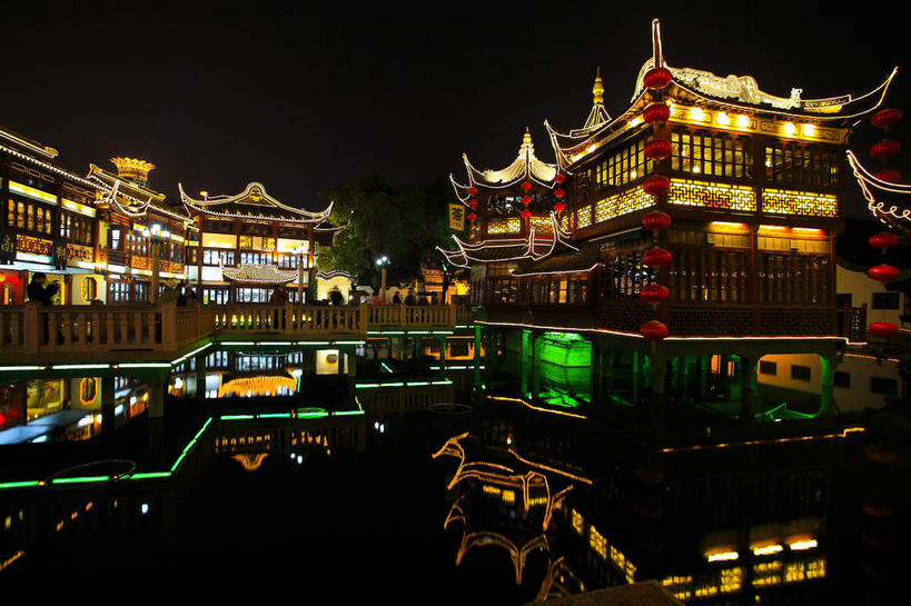 无人,家,栏杆,横图,彩色,室外,夜晚,正面,旅游,度假,湖,湖泊,名胜古迹,水,标志建筑,地标,建筑,霓虹灯,上海,中国,亚洲,阴影,遗迹,光线,木板,瓦片,影子,房屋,屋檐,屋子,湖面,水流,水面,围栏,桥,灯光,七彩,木桥,古迹,文物,娱乐,光源,建设,古建筑,护栏,楼房,霓虹,檐,住宅,栈桥,灯,倒影,九曲桥,豫园,湖水,享受,休闲,旅游胜地,放松,人行桥,木板桥,申,倒映,照明设备,黄浦区,古文明,东亚,上海市,中华人民共和国,沪,华东地区,氖灯,反照,上海九曲桥,彩图,房子,飞檐