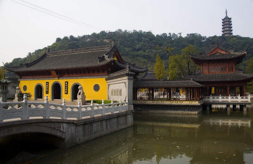 无人,寺庙,栏杆,横图,室外,白天,正面,旅游,度假,湖,湖泊,名胜古迹,山,山脉,水,植物,标志建筑,地标,建筑,桥梁,中国,亚洲,节日,遗迹,瓦片,屋顶,屋檐,湖面,山峰,水流,水面,乌云,云,阴天,云朵,围栏,塔,桥,山峦,燃烧,云彩,顶棚,古迹,文化,文物,娱乐,建设,古建筑,江苏,石桥,护栏,檐,拱桥,树,树木,绿色,倒影,天空,自然,香火,庙宇,湖水,群山,天,祈祷,享受,休闲,健康,旅游胜地,放松,许愿,宗教,信仰,拱形,生长,成长,纪念,人行桥,石拱桥,祈求,倒映,昏暗,阴沉,古文明,东亚,江苏省,中华人民共和国,华东地区,苏,镇江,镇江市,反照,平安,彩图,庙,寺,焦山,定慧寺