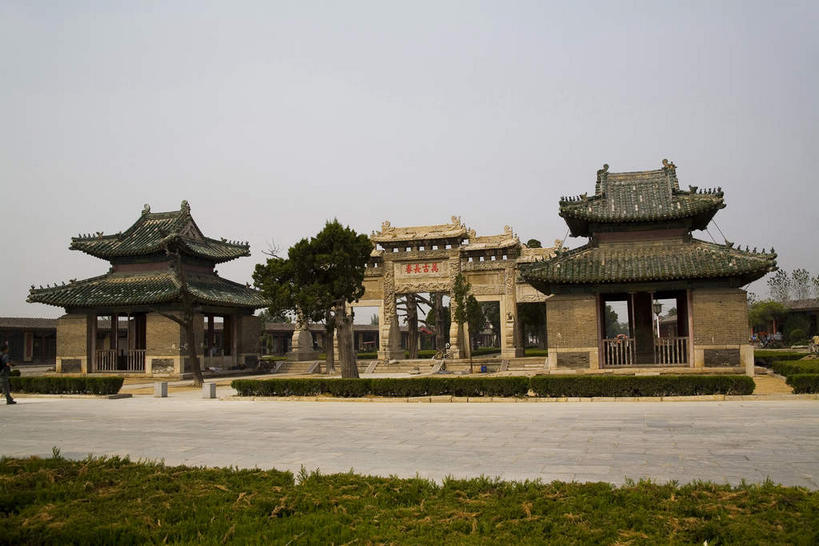 无人,寺庙,横图,室外,白天,仰视,旅游,度假,名胜古迹,植物,标志建筑,道路,地标,建筑,路,中国,亚洲,节日,遗迹,瓦片,屋檐,乌云,云,阴天,云朵,牌坊,牌楼,小路,交通,燃烧,云彩,古迹,文化,文物,娱乐,建设,古建筑,山东,檐,树,树木,绿色,天空,自然,香火,庙宇,天,祈祷,享受,休闲,墓地,健康,旅游胜地,放松,许愿,宗教,信仰,生长,成长,纪念,祈求,祭祀,坟墓,陵墓,昏暗,阴沉,表彰,荣誉,坟场,古文明,东亚,曲阜,曲阜市,山东省,中华人民共和国,华东地区,荣耀,鲁,平安,彩图,低角度拍摄,庙,寺,孔林,圣林,传统文化,飞檐