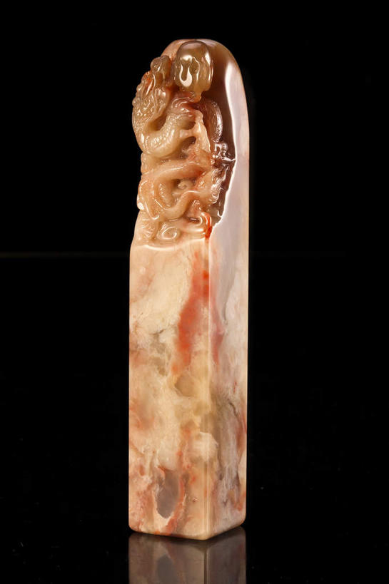 无人,竖图,室内,特写,白天,正面,静物,玉,雕塑,黑色背景,艺术,装饰,纹路,雕刻,雕像,纹理,褐色,一个,工艺品,摄影,奢侈品,影棚,单个,纪念,玉器,美术,贵重,珍贵,摄影棚,主题,陈列,玉石,肌理,功能,美学,宝贵,彩图,影棚拍摄,拍摄,玉玺,官印,玺,印叫玺,国玺