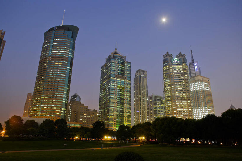 无人,高楼大厦,横图,室外,夜晚,仰视,度假,草地,草坪,美景,植物,窗户,城市风光,城市,大厦,建筑,路灯,摩天大楼,夜景,照明,上海,中国,亚洲,许多,阴影,光线,影子,墙,景观,建筑群,灯光,很多,娱乐,建设,浦东,玻璃窗,墙壁,墙面,灯,草,树,树木,绿色,自然,享受,休闲,景色,放松,生长,成长,照亮,申,照明设备,金融中心,陆家嘴,陆家嘴金融贸易区,浦东新区,东亚,上海招商局大厦,上海市,中华人民共和国,沪,华东地区,上海世界金融大厦,彩图,低角度拍摄,大楼,高层建筑,高楼,摩天楼,世界金融大厦