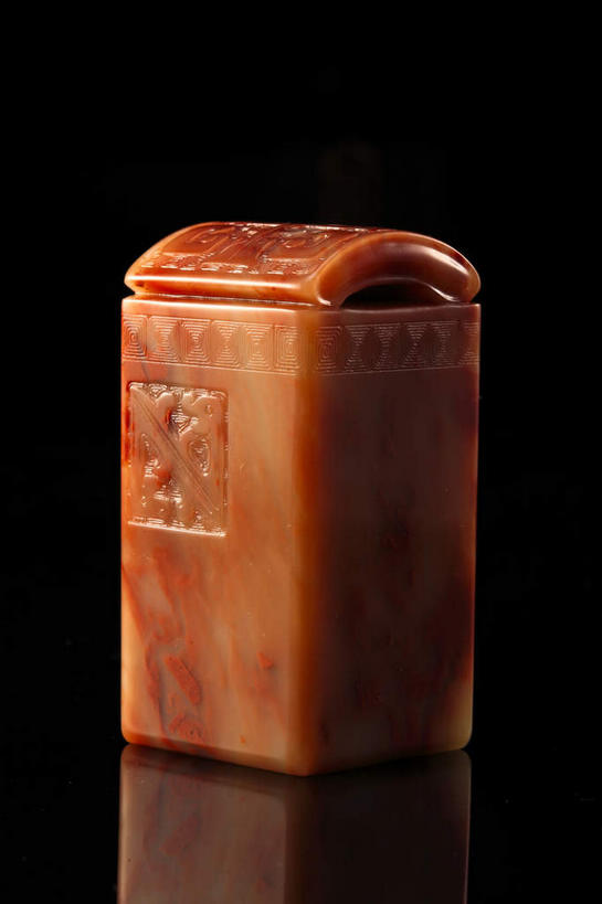 无人,竖图,室内,特写,白天,正面,桌子,静物,玉,雕塑,阴影,黑色背景,艺术,装饰,反射,纹路,雕刻,雕像,纹理,影子,古典,文化,文物,一个,红色,倒影,工艺品,摄影,奢侈品,玉雕,影棚,单个,古董,纪念,玉器,美术,贵重,倒映,珍贵,古物,摄影棚,主题,陈列,玉石,古玩,肌理,功能,美学,反照,宝贵,彩图,影棚拍摄,拍摄,玉玺,官印,玺,印叫玺,国玺