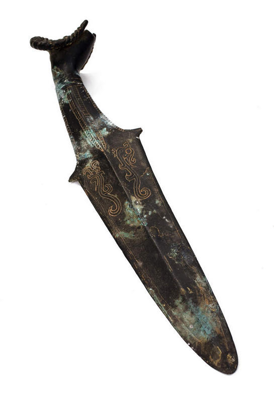 无人,竖图,俯视,室内,特写,白天,白色背景,竞争,静物,金属制品,对抗,生锈,冲突,纹路,金属,纹理,古典,破坏,文化,文物,一个,工艺品,武器,战争,摄影,影棚,单个,古董,腐蚀,侵蚀,损坏,剑,攻击,威胁,古物,对立,矛盾,摄影棚,兵器,防御,古玩,肌理,青铜,敌对,挫败,斗争,抗拒,抗衡,杀伤,威慑,青铜器,短剑,腐化,锈迹斑斑,百兵之君,短兵,危险,彩图,高角度拍摄,影棚拍摄,拍摄,青铜制品