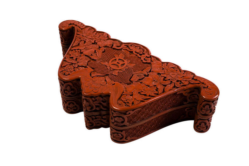 无人,横图,俯视,室内,特写,白天,白色背景,绘画,装修,桌子,静物,工艺美术品,漆器,雕塑,阴影,艺术,装饰,反射,纹路,材料,雕刻,雕像,浮雕,纹理,影子,褐色,艺术品,古典,文化,文物,装潢,一个,工艺品,摄影,影棚,单个,古董,纪念,工艺,保护,涂料,美术,古物,摄影棚,主题,陈列,古玩,肌理,功能,美学,画画,彩图,高角度拍摄,影棚拍摄,拍摄,浅浮雕,凡立水,绝缘漆,清漆