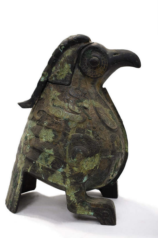 无人,站,竖图,室内,特写,白天,白色背景,侧面,鸟,静物,杯子,金属制品,雕塑,阴影,艺术,装饰,生锈,反射,纹路,金属,鸟类,雕刻,雕像,纹理,影子,古典,文化,文物,一个,一只,酒杯,工艺品,站着,摄影,影棚,单个,古董,纪念,腐蚀,侵蚀,美术,古物,摄影棚,樽,主题,陈列,古玩,肌理,青铜,功能,美学,青铜器,腐化,锈迹斑斑,站立,彩图,全身,影棚拍摄,拍摄,青铜制品,鸟尊,子乍弄鸟尊