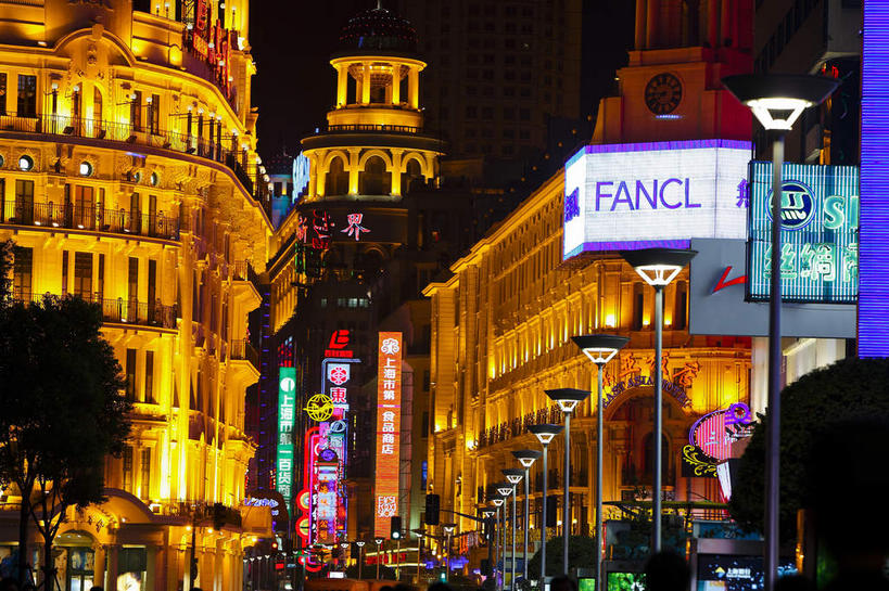 无人,高楼大厦,商店,横图,彩色,室外,夜晚,仰视,购物,度假,消费,美景,树林,植物,窗户,城市风光,超市,城市,大厦,道路,建筑,路,路灯,摩天大楼,霓虹灯,商场,夜景,公路,上海,中国,亚洲,许多,阴影,光线,英文,标志,文字,影子,柱子,字符,字母,墙,景观,灯光,七彩,交通,很多,娱乐,光源,标识,霓虹,玻璃窗,墙壁,墙面,灯,树,树木,绿色,自然,南京路,享受,休闲,汉字,景色,放松,金融,百货,南京路步行街,生长,成长,英文字母,申,照明设备,中文,选购,贸易,百货公司,黄浦区,东亚,上海市第一百货商店,上海市,中华人民共和国,沪,华东地区,氖灯,血拼,国文,华文,马路,彩图,低角度拍摄,大楼,高层建筑,高楼,购物商场,购物中心,摩天楼,商业中心,新世界百货,中百一店,第一百货