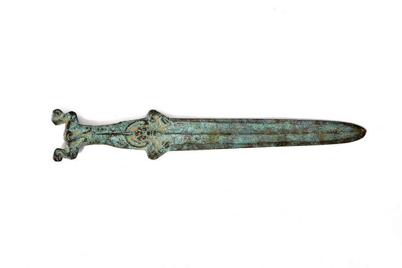 无人,横图,俯视,室内,特写,白天,白色背景,竞争,静物,金属制品,对抗,生锈,冲突,纹路,金属,纹理,古典,破坏,文化,文物,一个,工艺品,武器,战争,摄影,影棚,单个,古董,腐蚀,侵蚀,损坏,剑,攻击,威胁,古物,对立,矛盾,摄影棚,兵器,防御,古玩,肌理,青铜,敌对,挫败,斗争,抗拒,抗衡,杀伤,威慑,青铜器,短剑,腐化,锈迹斑斑,百兵之君,短兵,危险,彩图,高角度拍摄,影棚拍摄,拍摄,青铜制品