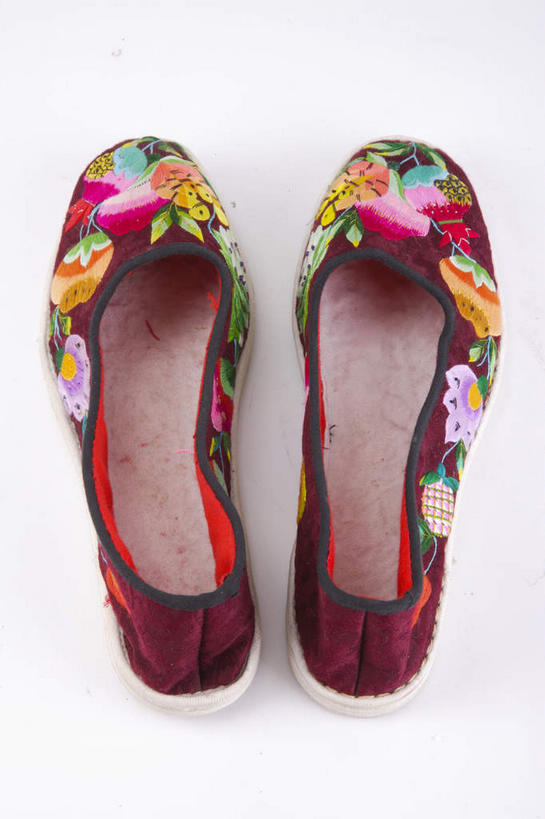 无人,竖图,俯视,室内,特写,白天,桌子,静物,鞋子,刺绣,一双,灰色背景,艺术,手工艺品,文化,工艺品,摄影,影棚,布鞋,绣,高雅,摄影棚,自信心,品位,彩图,高角度拍摄,影棚拍摄,拍摄,女红,针绣,针黹,黹