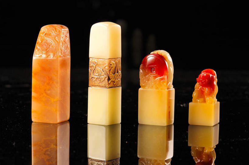 无人,横图,室内,特写,白天,白色背景,正面,桌子,静物,玉,雕塑,一排,艺术,整齐,装饰,纹路,雕刻,雕像,纹理,古典,文化,文物,排列,倒影,工艺品,四个,摄影,奢侈品,玉雕,影棚,古董,纪念,玉器,美术,贵重,倒映,珍贵,古物,队列,摄影棚,主题,陈列,玉石,古玩,肌理,功能,美学,反照,宝贵,彩图,影棚拍摄,拍摄,玉玺,官印,玺,印叫玺,国玺