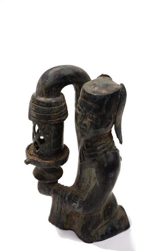 东方人,一个人,无人,竖图,俯视,室内,特写,白天,白色背景,民族服装,静物,金属制品,照明,雕塑,亚洲,仅一个年轻女性,仅一个女性,仅一个人,握,阴影,服装,艺术,装饰,生锈,反射,纹路,金属,雕刻,雕像,纹理,影子,灯光,古典,拿,拿着,注视,黄种人,文化,文物,灯,一个,衣服,工艺品,灯具,观察,看,握着,摄影,服饰,影棚,单个,古董,观看,纪念,腐蚀,侵蚀,照亮,美术,察看,衣着,古物,照明设备,穿着,关注,摄影棚,主题,陈列,古玩,肌理,青铜,功能,美学,青铜器,衣饰,腐化,锈迹斑斑,年轻女性,女人,女性,亚洲人,半身,彩图,高角度拍摄,影棚拍摄,传统服装,民俗服,拍摄,青铜制品,西汉长信宫灯