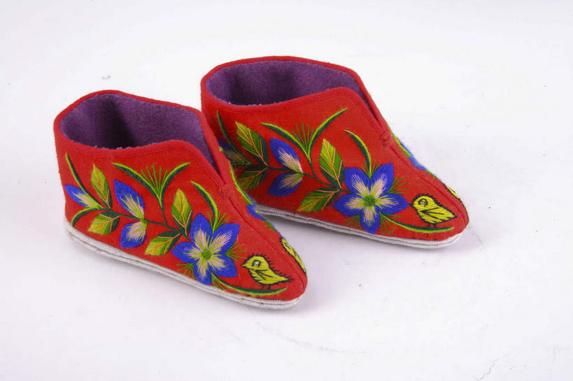 无人,横图,俯视,室内,特写,白天,桌子,静物,鞋子,刺绣,一双,灰色背景,艺术,手工艺品,文化,工艺品,摄影,影棚,布鞋,绣,高雅,摄影棚,自信心,品位,彩图,高角度拍摄,影棚拍摄,拍摄,女红,针绣,针黹,黹