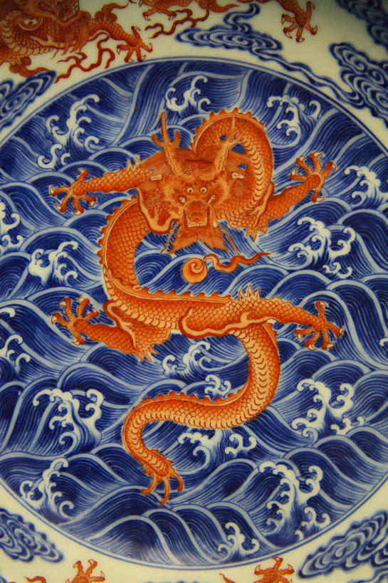 无人,竖图,室内,特写,白天,白色背景,正面,成功,静物,一条,花纹,曲折,弯曲,纹路,龙,纹理,陶瓷,陶瓷制品,古典,注视,文化,文物,盘旋,一个,蓝色,白色,工艺品,观察,看,橙色,摄影,蜿蜒,影棚,单个,古董,观看,察看,古物,高贵,关注,摄影棚,图腾,回旋,传说,古玩,扭转,盘龙,肌理,祥瑞,灵兽,权势,尊荣,幸运,彩图,全身,影棚拍摄,拍摄,夔龙纹,夔纹,纹饰