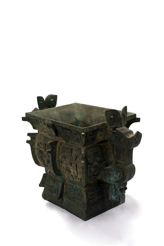 无人,竖图,俯视,室内,特写,白天,白色背景,静物,金属制品,生锈,纹路,金属,纹理,古典,文化,文物,一个,工艺品,摄影,影棚,单个,古董,腐蚀,侵蚀,古物,摄影棚,古玩,肌理,青铜,青铜器,腐化,锈迹斑斑,彩图,高角度拍摄,影棚拍摄,拍摄,青铜制品,簋,礼器