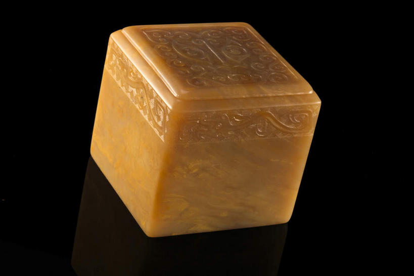 无人,横图,室内,特写,白天,正面,静物,玉,黑色背景,纹路,纹理,褐色,一个,摄影,奢侈品,影棚,单个,玉器,贵重,珍贵,摄影棚,玉石,肌理,宝贵,彩图,影棚拍摄,拍摄,玉玺,官印,玺,印叫玺,国玺